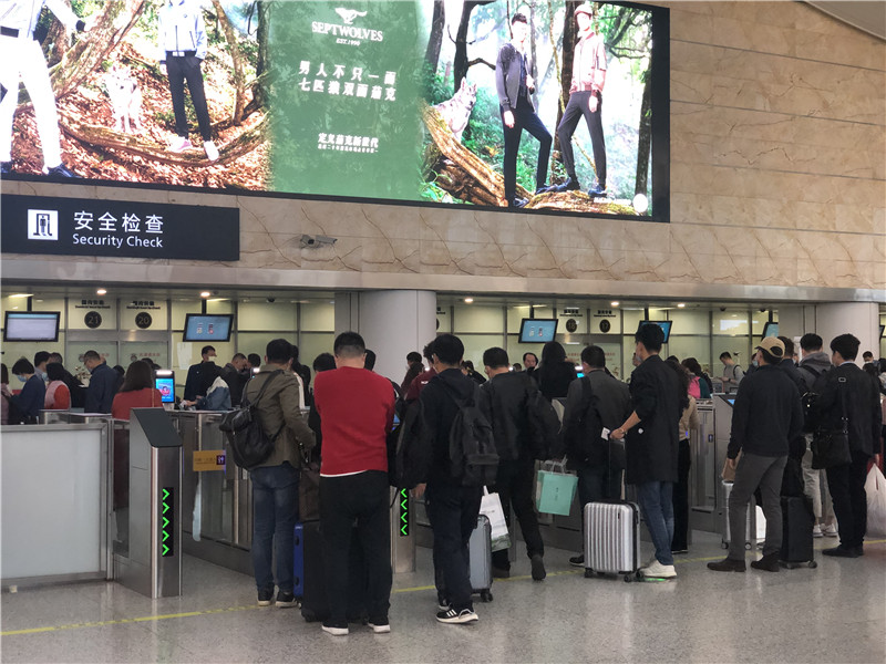 清明假期来临 杭州萧山机场客流迎来小高峰