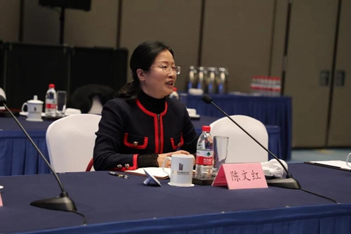 区委老干部局局长陈文红主持通报会.