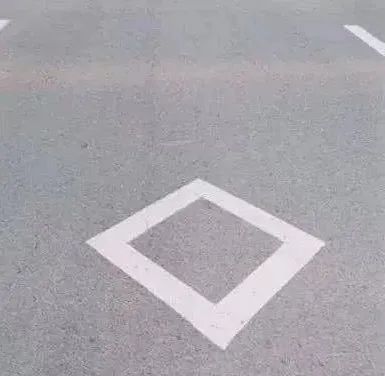 首先,我们看到的是菱形人行横道预告标识线,这个标志线一共有两组