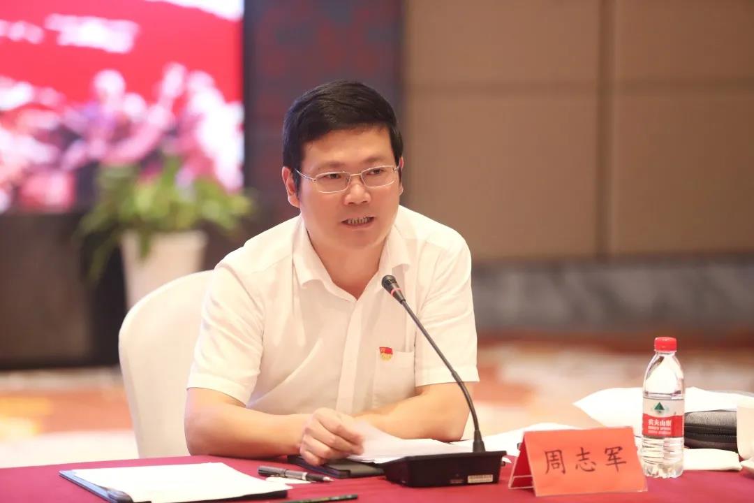 街道党工委副书记,办事处主任周志军作点评并布置工作