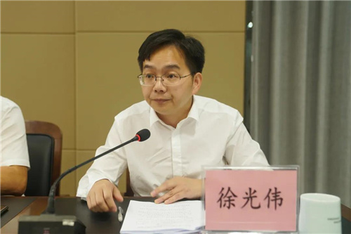 区委组织部部委成员,干部科科长徐光伟宣读干部任免决定.