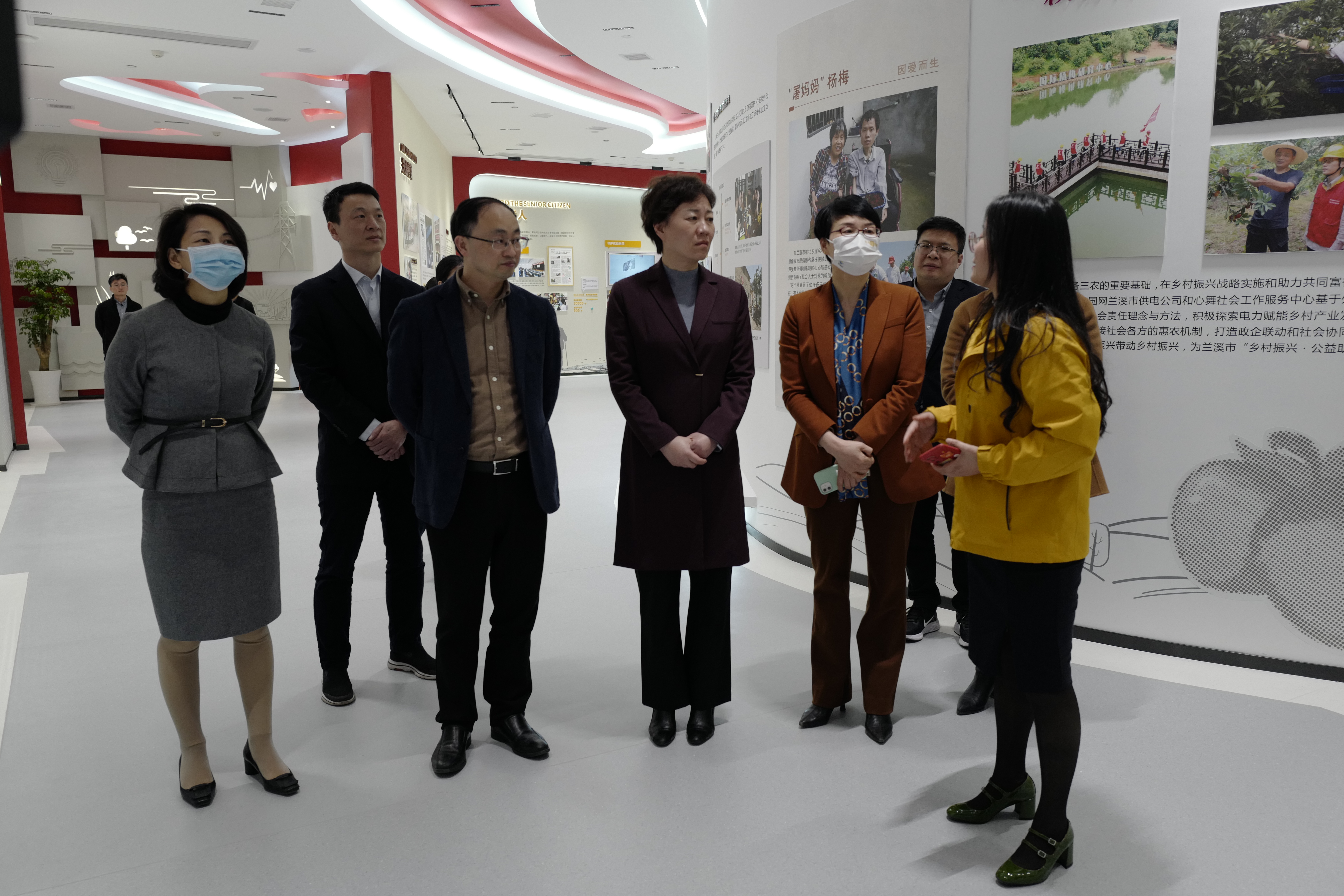 佟桂莉一行首先前往兰溪市社会治理中心,了解"馨兰"娘家人家事调解