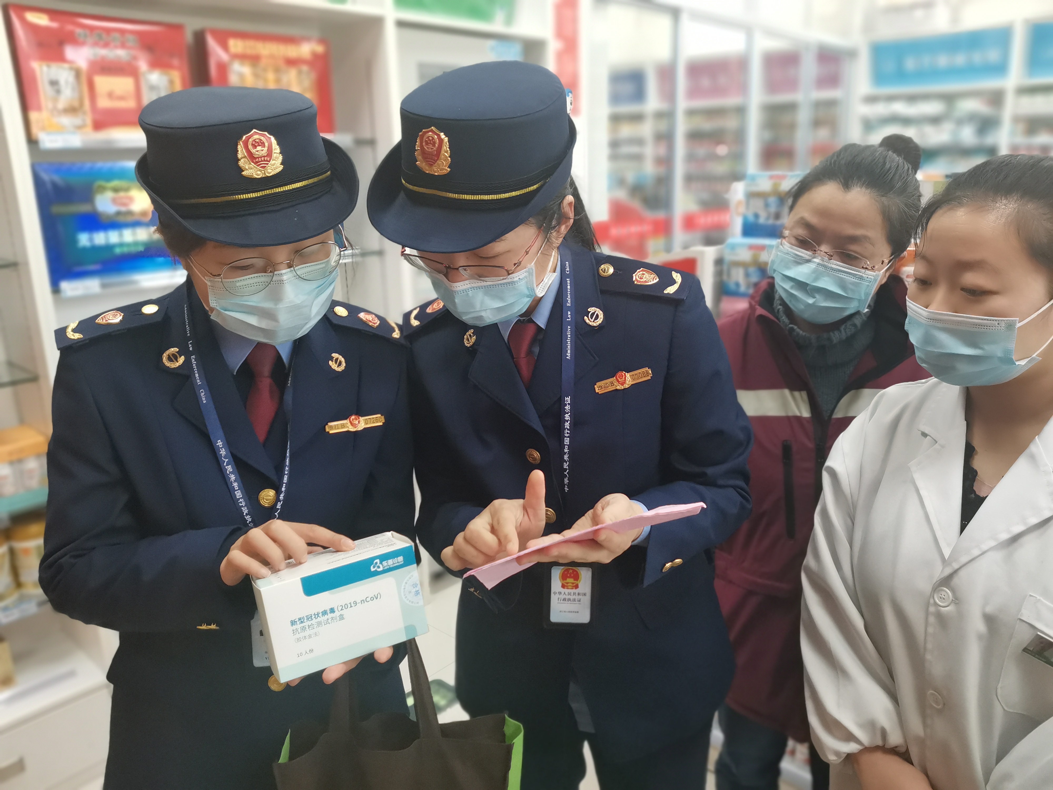 3月30日,记者与县市场监管局执法人员,县疾控中心工作人员一起,走进