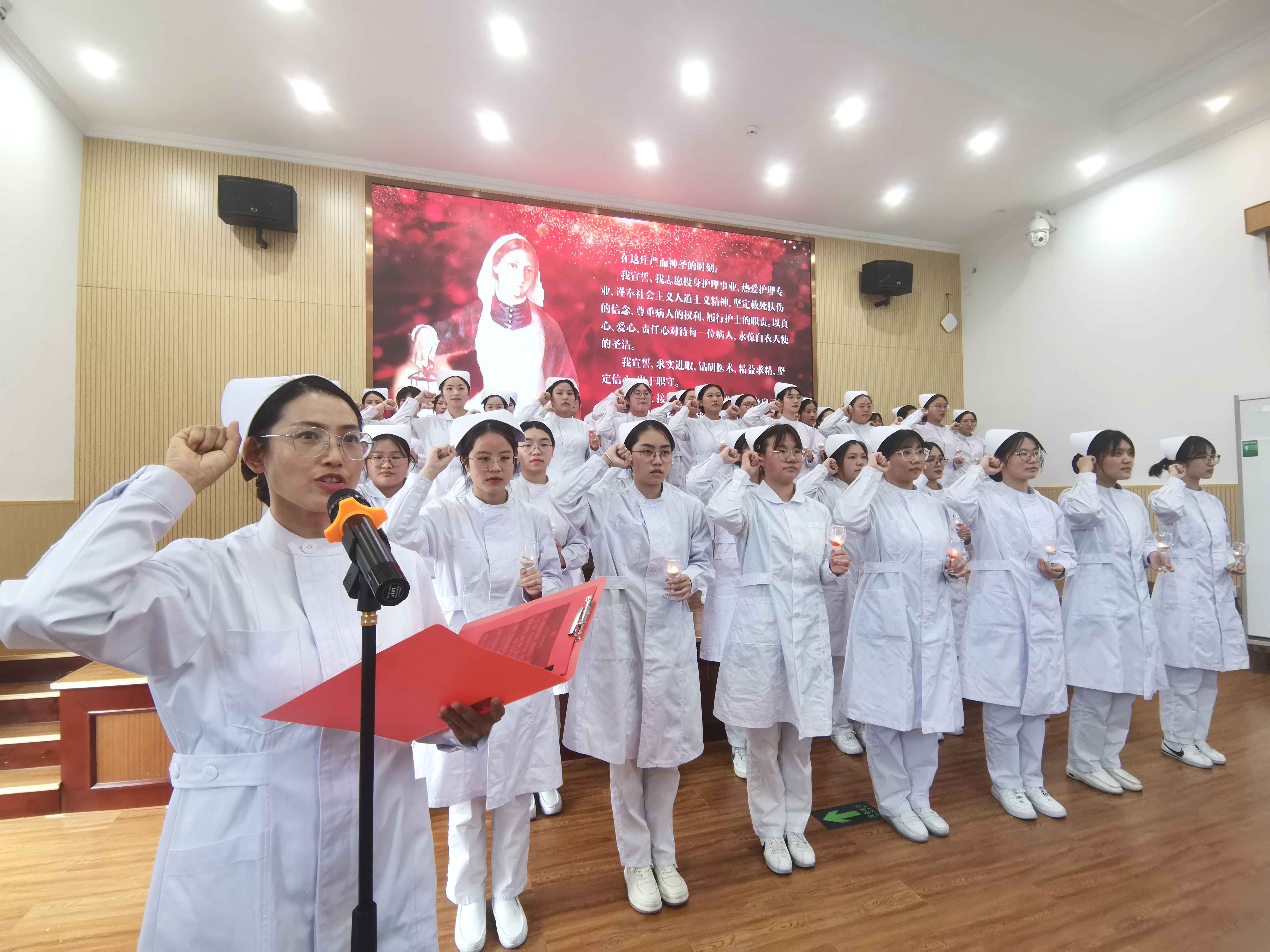 据悉,传灯授帽仪式作为该校中职护理专业学生的"成人礼",是学校培育