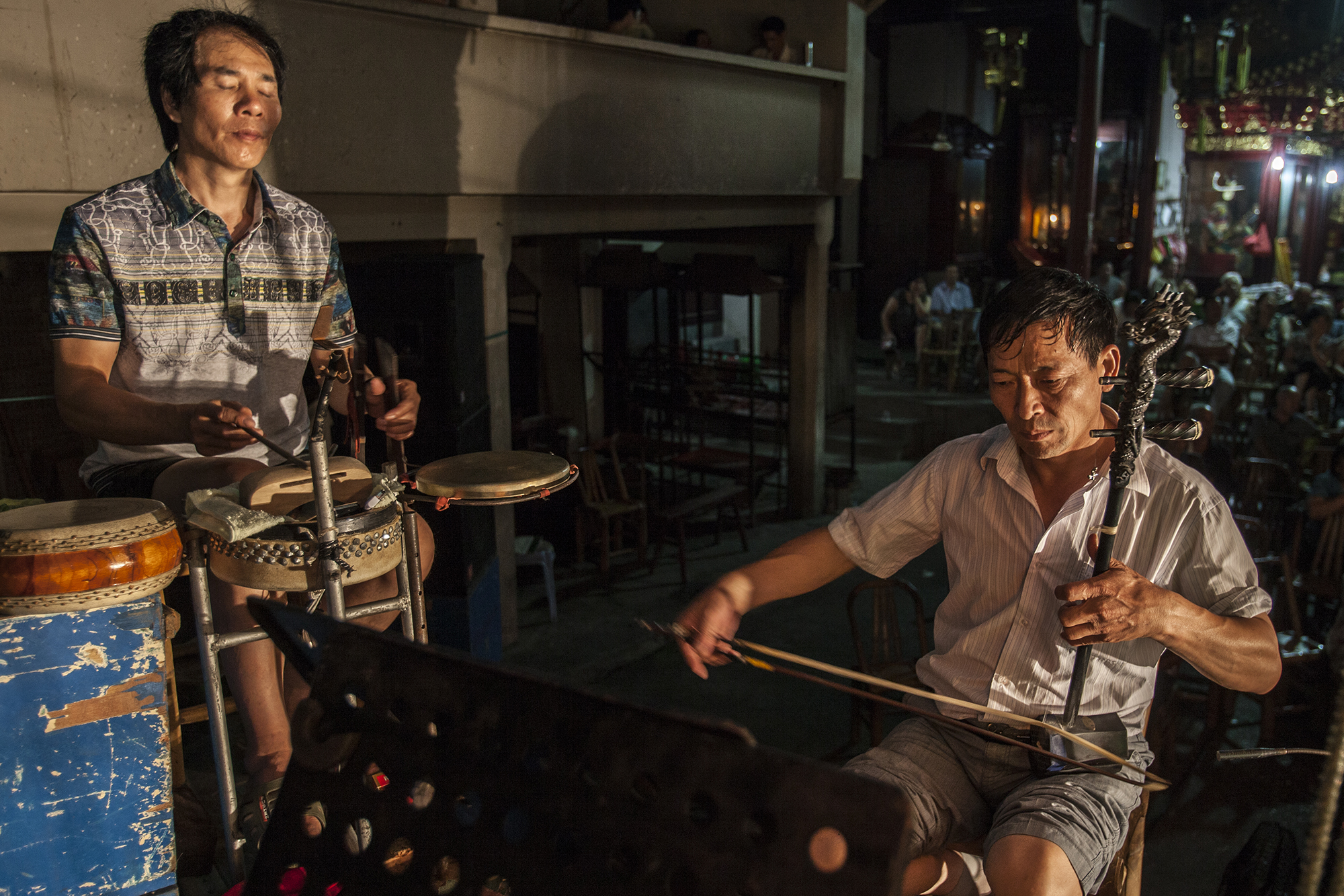 2010年9月,象山萬花越劇團在本縣丹城祠山廟演出,鼓板樂手陳敏(2000