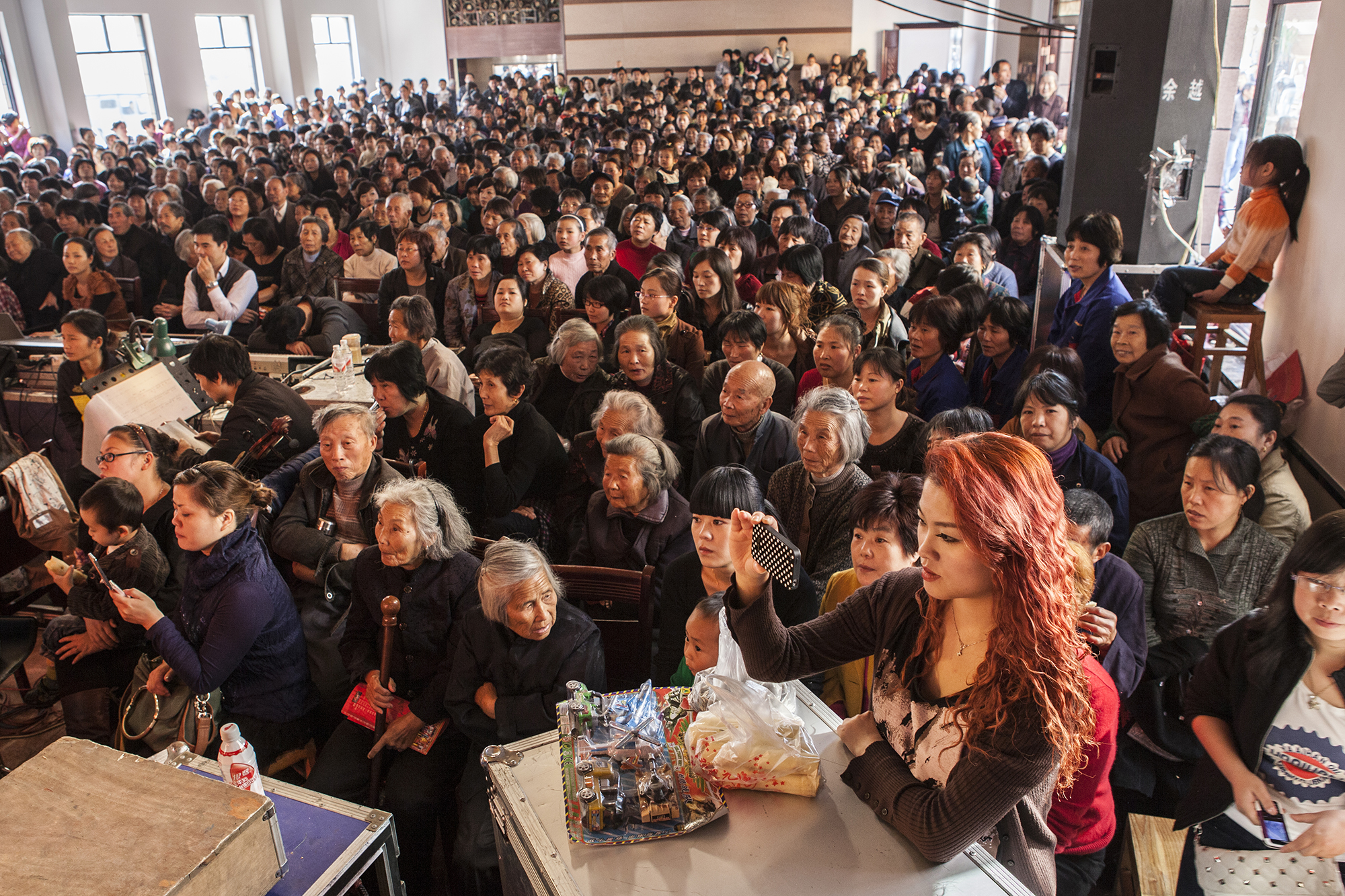 18,越剧观众一般以老年人为主,但也有一小部分是年轻戏迷,他们大多也