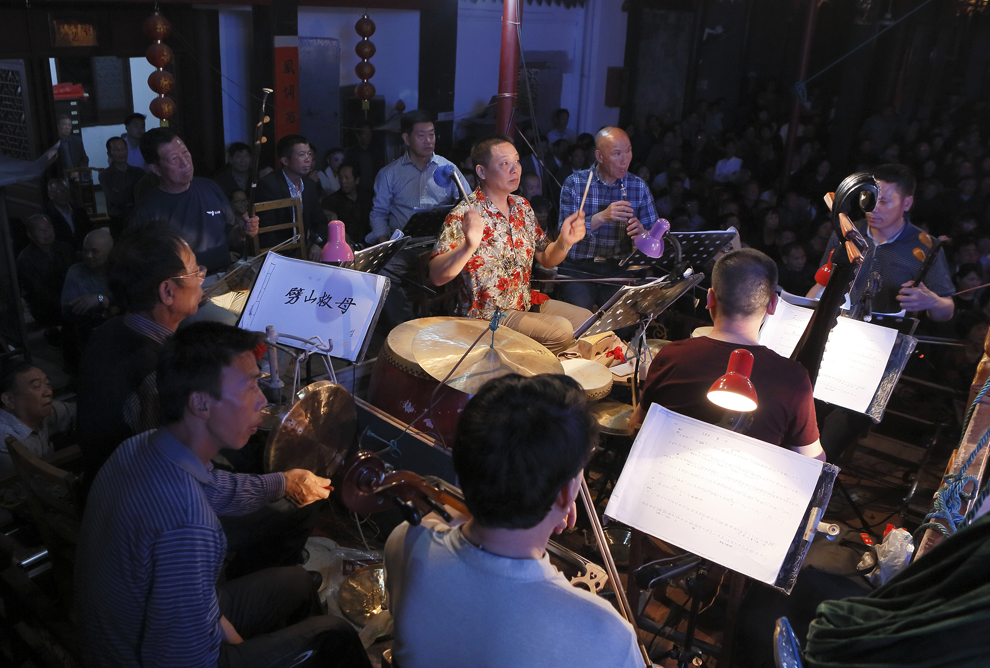 23,戏班的伴奏乐队俗称"后场",一般的民营越剧团"后场"乐手有七八人.