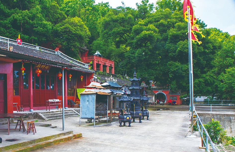 石屋山腰藏古刹一脉清泉润古今