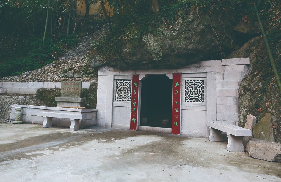 石屋山腰藏古刹一脉清泉润古今