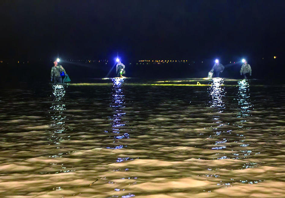 跟着赶海人照望潮