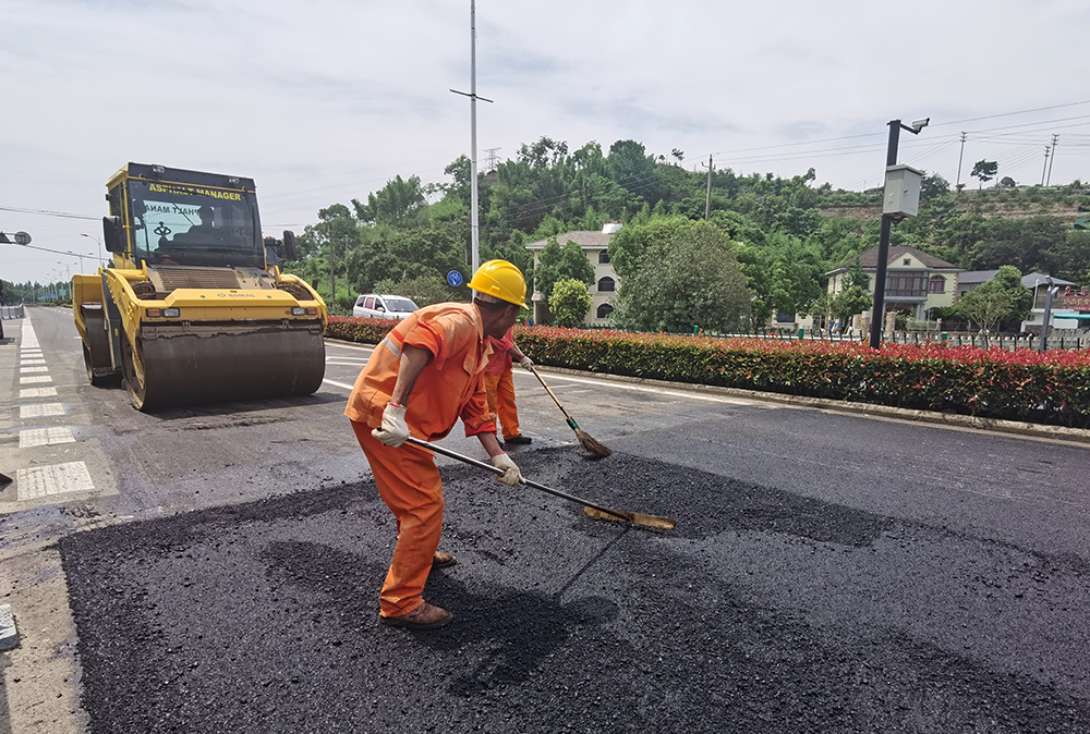 在治理"桥头跳车"病害过程中,需要重点做好沥青路面搭接,将原路面铣刨