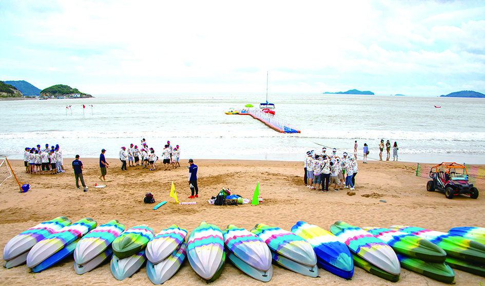 东旦时尚运动海滩人声鼎沸,篝火晚会,啤酒烧烤,游客尽情享受沙滩趣味