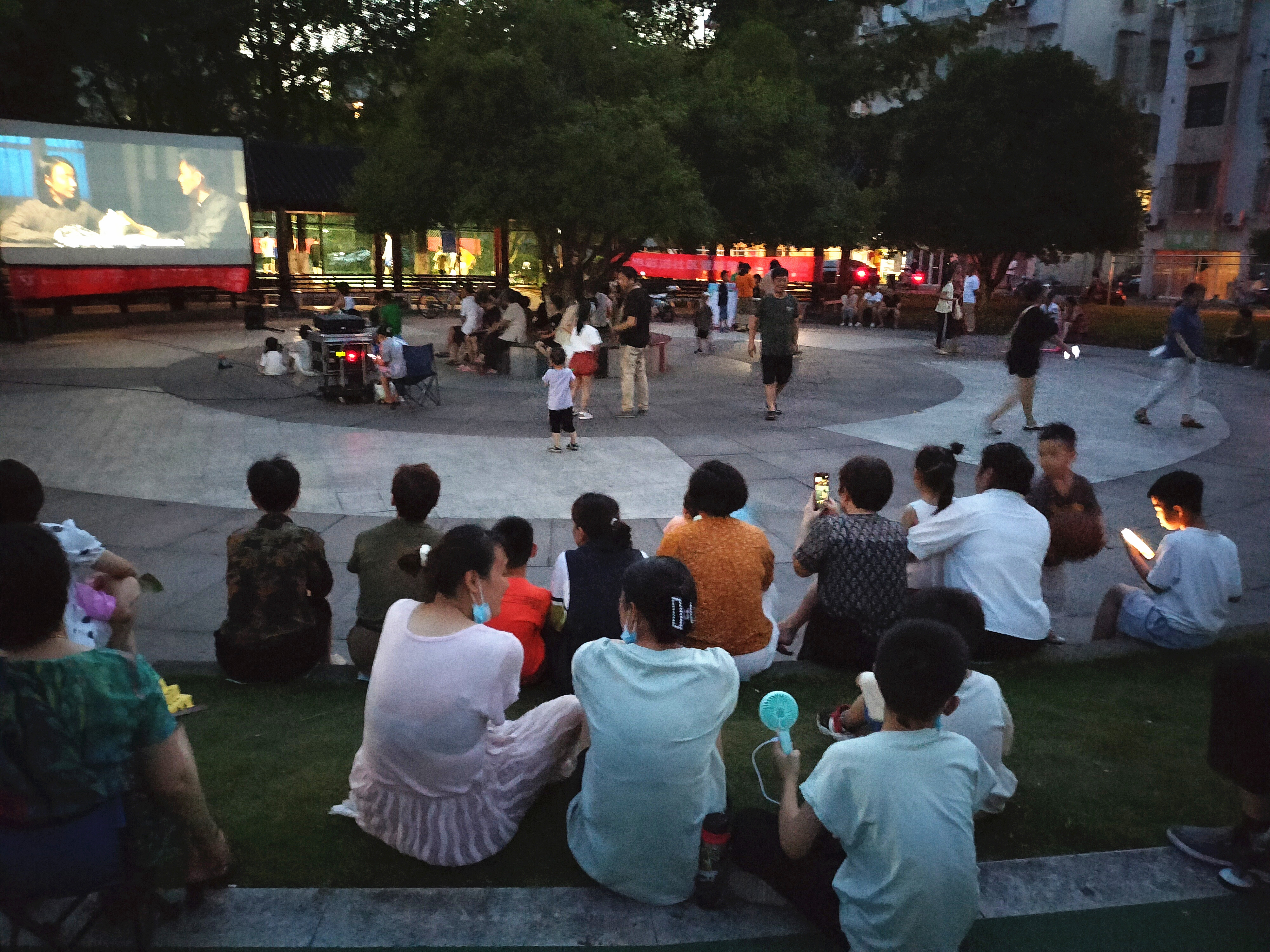 7月27日晚,丹東街道丹峰社區開展公益電影進社區放映活動,為居民送上