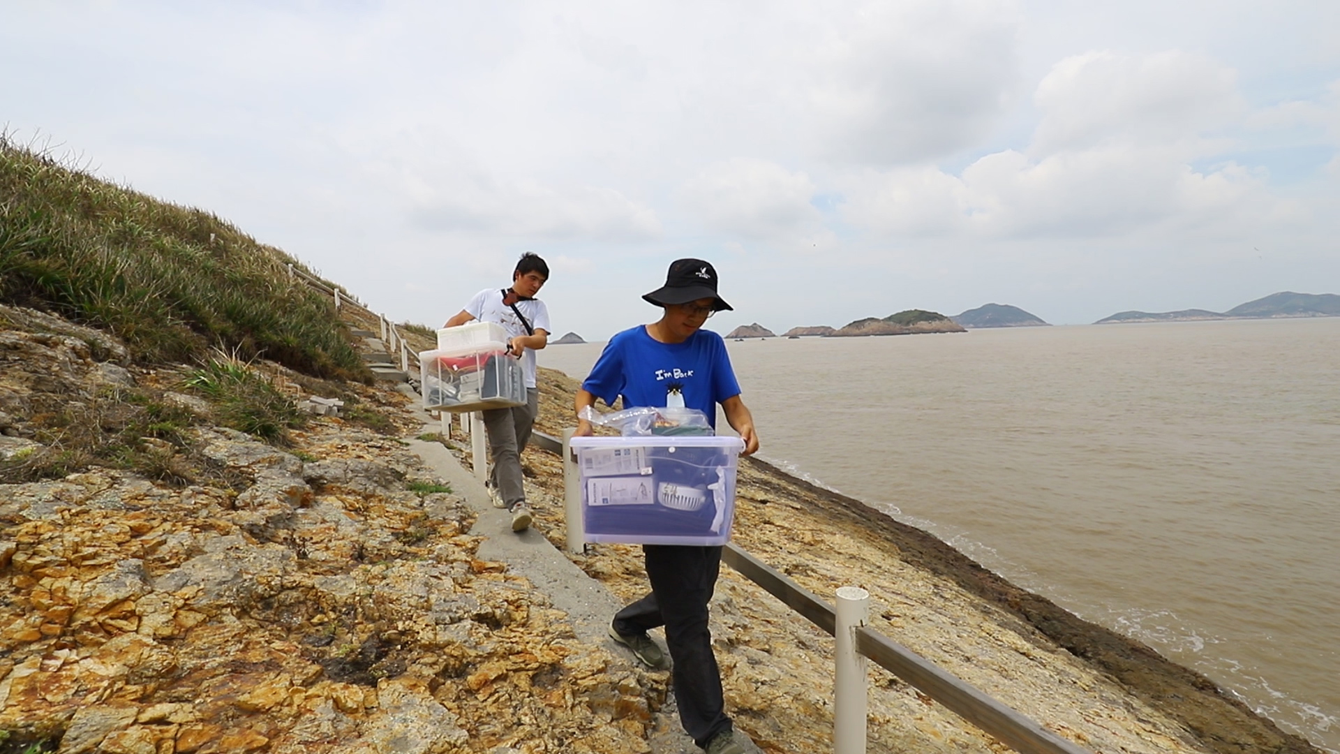 首頁>推薦新聞>圖為:志願者何既白和陳陪濤登船離島,與中鐵墩嶼做最後