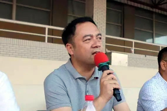 县教育局党委委员,苍南中学校长陈敏在开学寄语中指出,躺在功劳簿上的