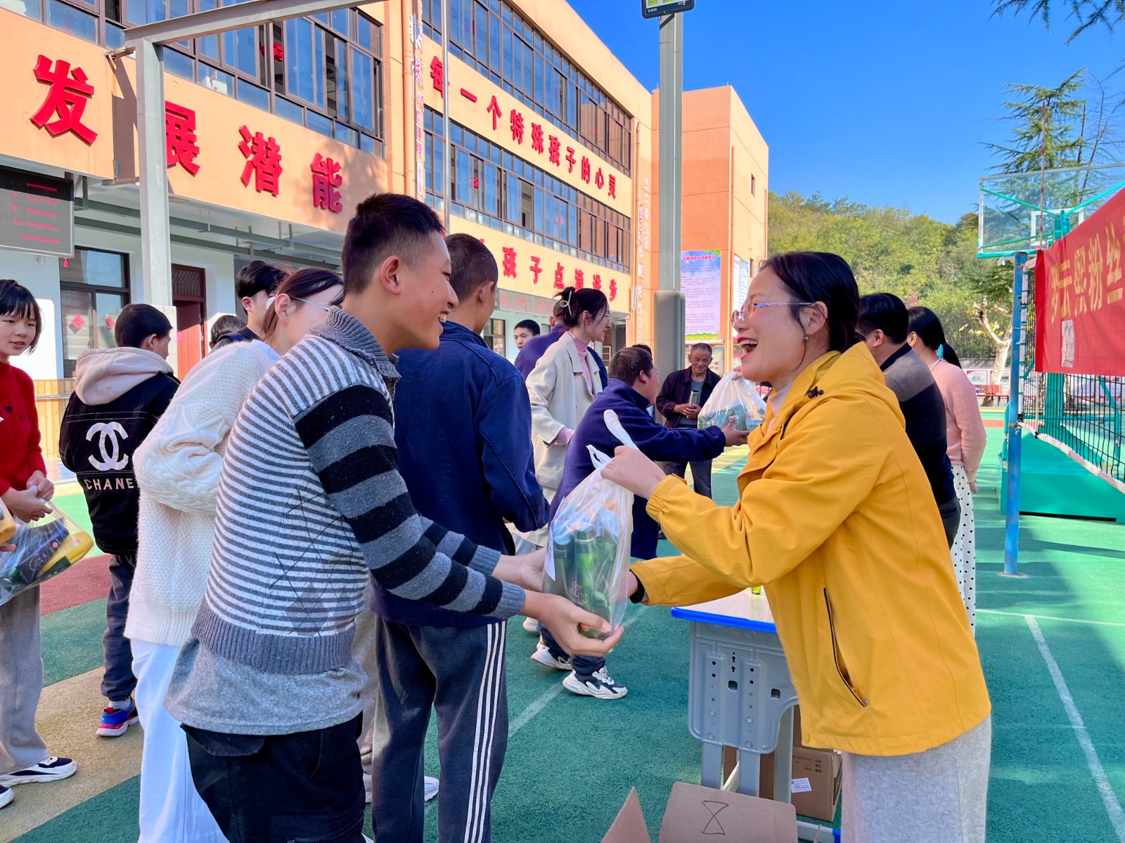 兰溪市心舞社会工作服务中心联合社会爱心人士,为曙光学校,蜀山中学