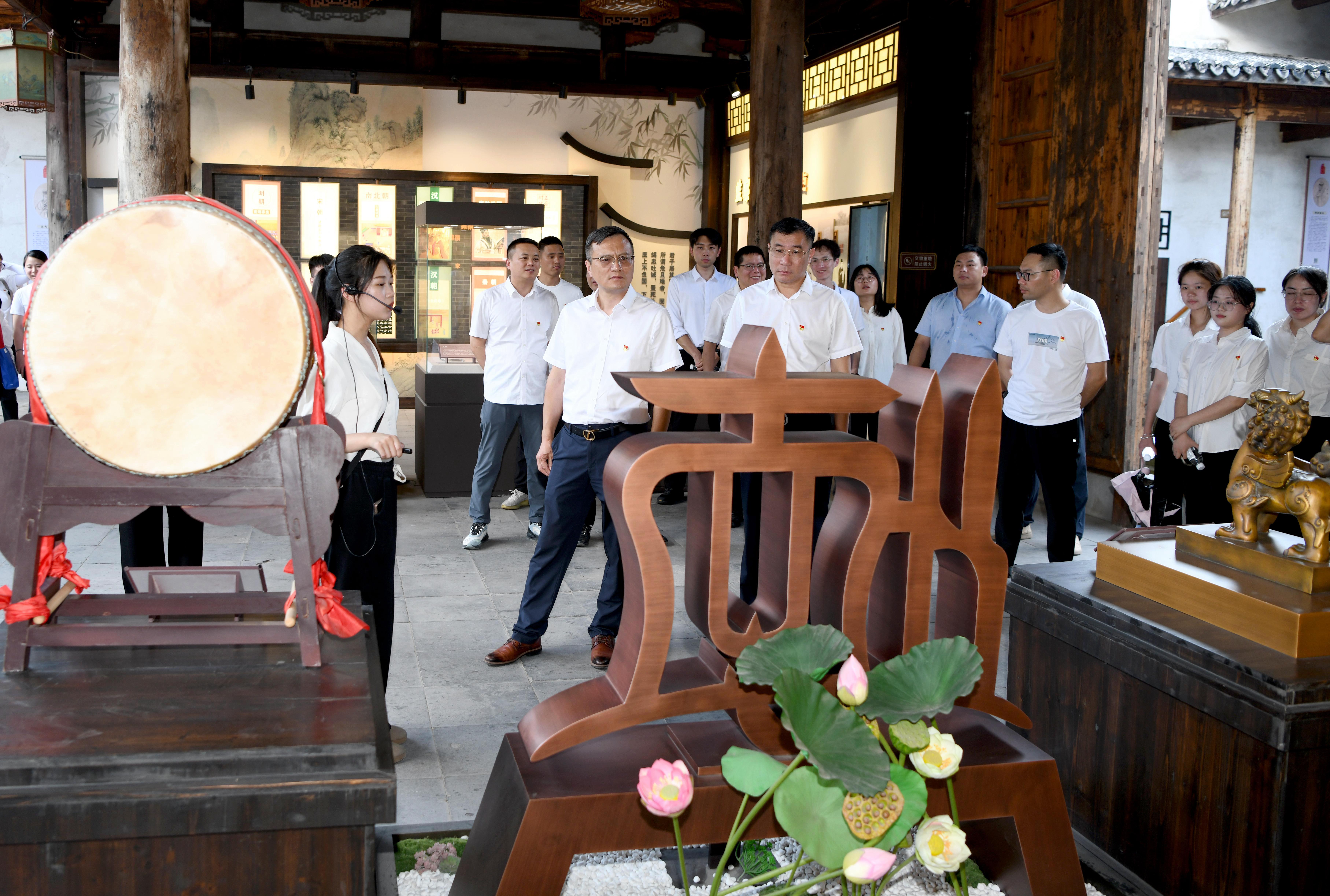 1751258340144972.jpg 1,在义乌市察院厅,党员干部深入了解明代廉吏龚一清持身守正、刚直不阿的清廉风范。.JPG