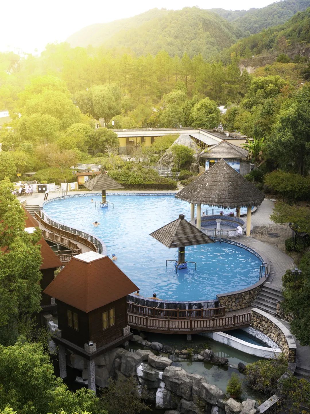 清水湾·沁温泉度假山庄,是集温泉,客房,餐饮,会议,spa养生,健身休闲