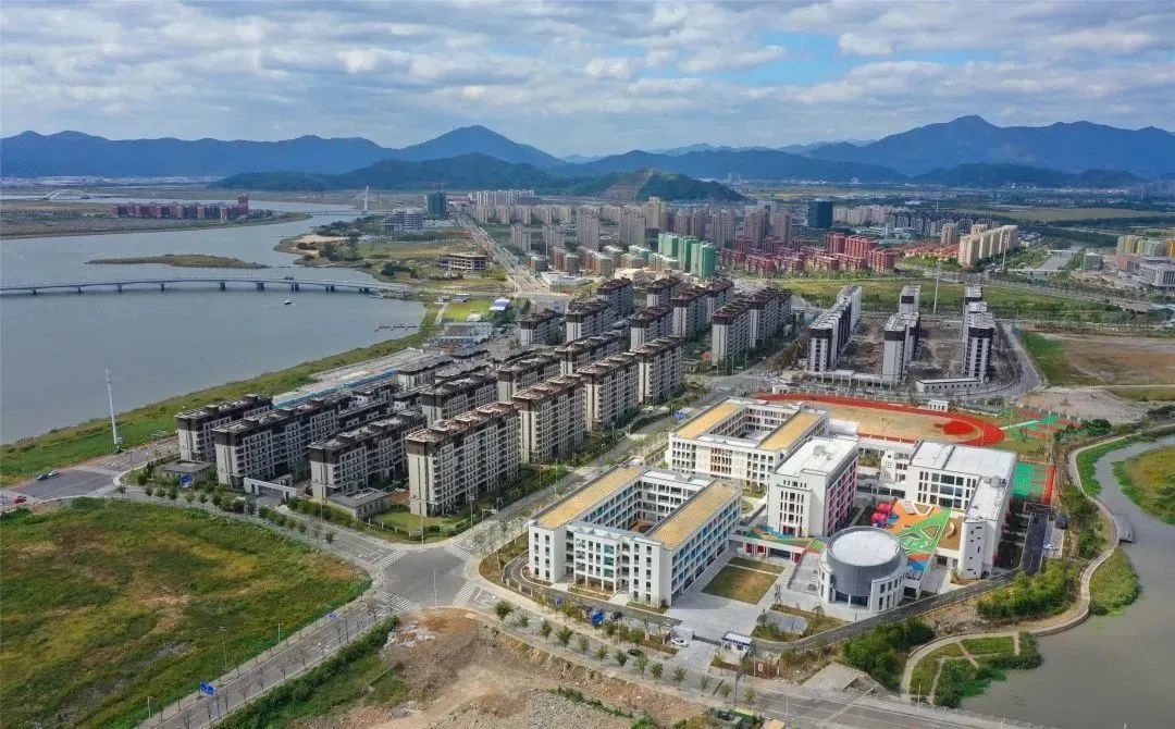 研究院,老年大学,以及正在建设和引进的象山港高级技工学校,象山四中