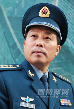 谭超摄)中新社北京11月29日电中国空军新闻发言人申进科空军上校在此