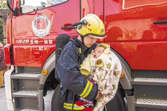消防员抱着婴儿的图片图片
