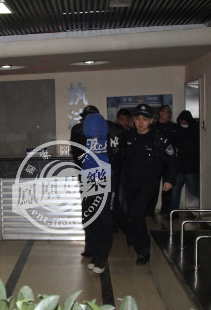 李代沫离开三里屯派出所穿帽衫蒙面