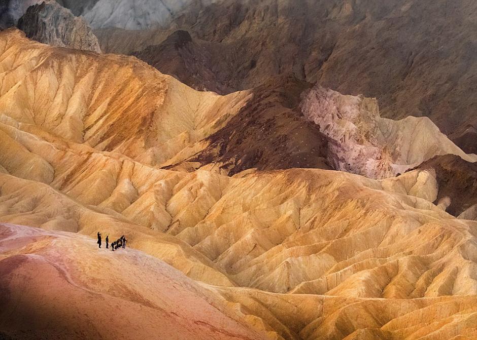 摄影师拍死亡谷美景 游客渺小似火柴人