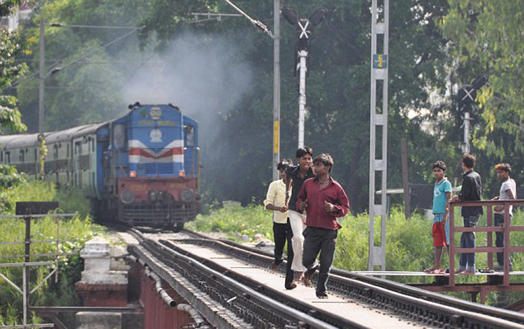 一名少年说:"警察来时,我们会跳水,他们追不上我们,每次我们都比他们
