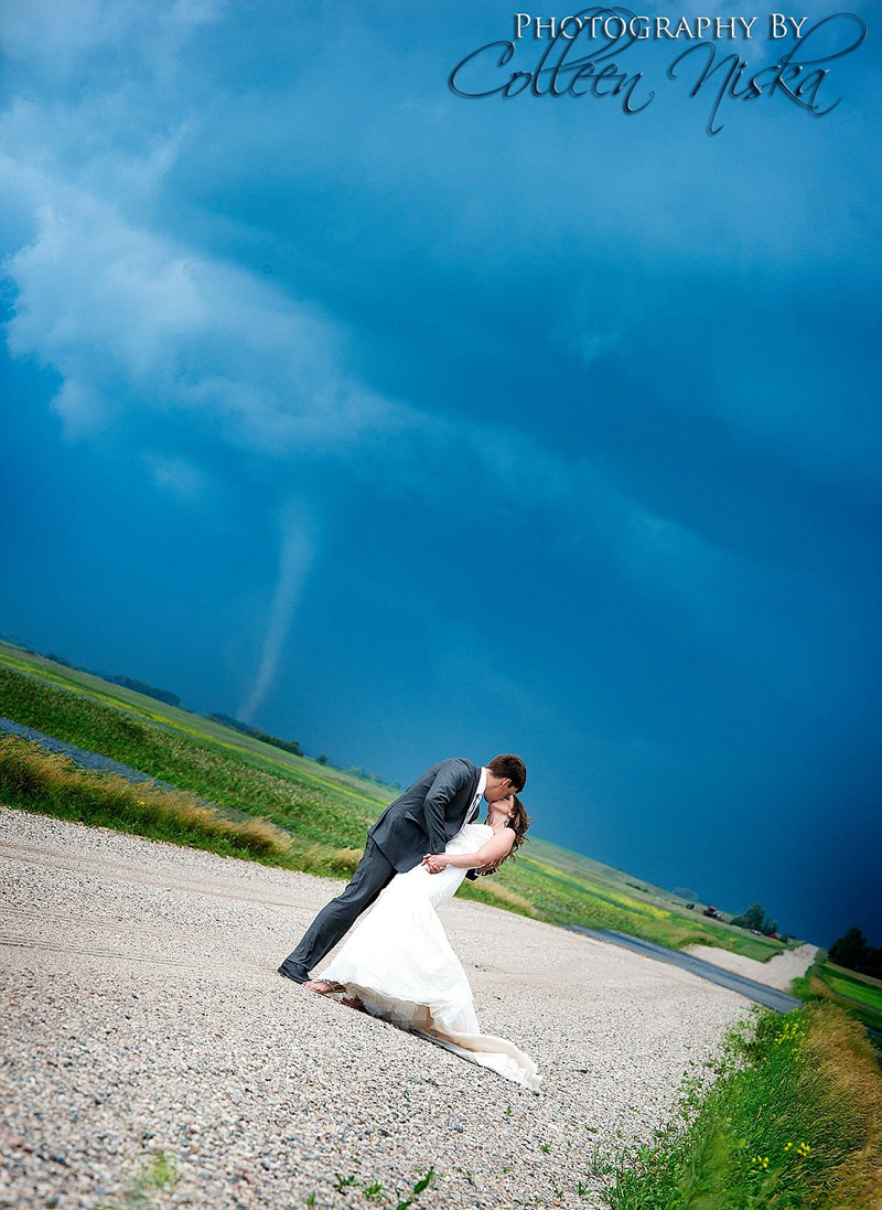 加拿大新婚夫妇在龙卷风前拍唯美婚纱照