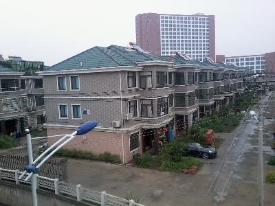 2005年6月村规模调整,由原蜀山村,东庄周村,姚家畈村,犁头金村,立新村