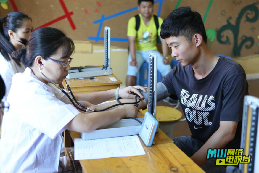 新湾街道应征适龄青年接受体检目测