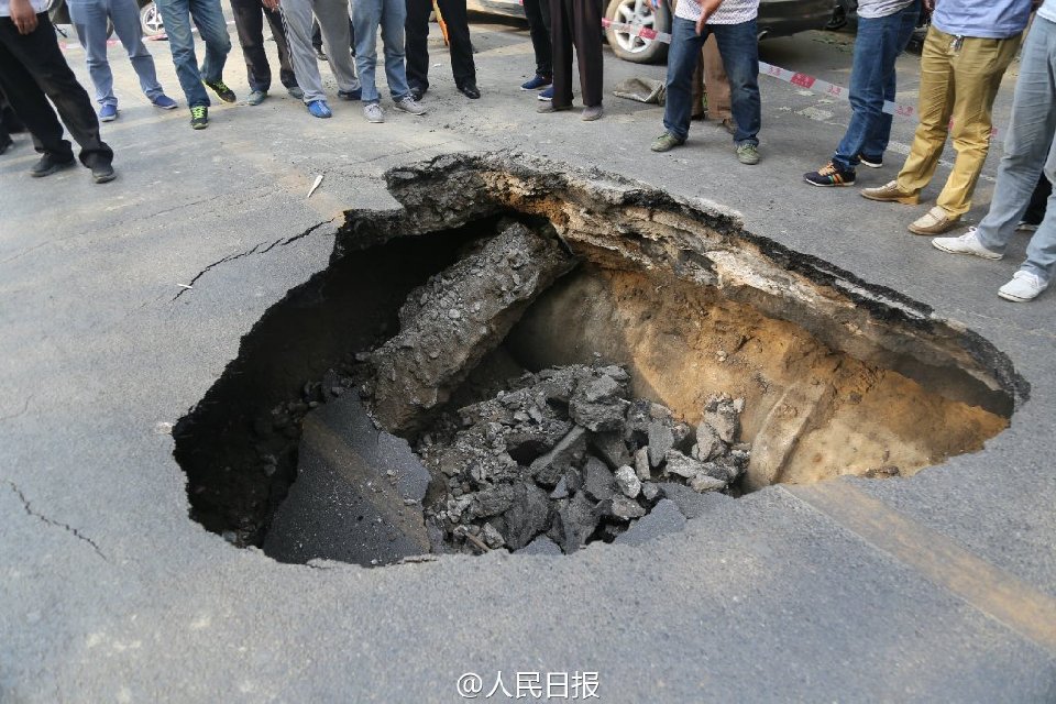 5月25日,郑州东明路城北路向北200米路中间突现塌方,塌方口长3米多,宽
