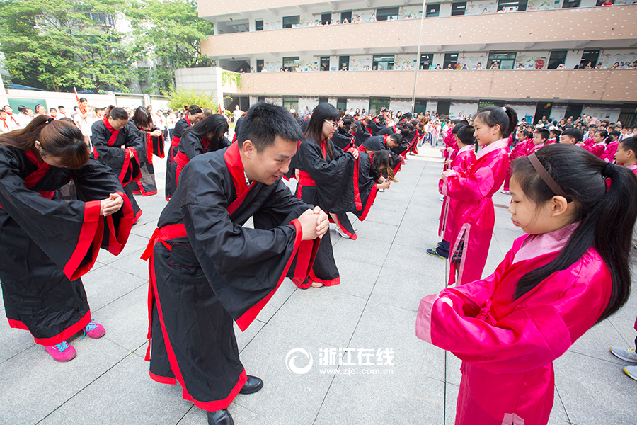 "今天上午,杭州东园小学的儿童节欢庆活动别开生面.