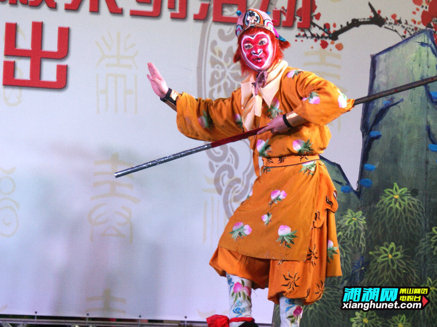 来到益农二小,为师生表演绍剧经典剧目——《孙悟空三打白骨精》,风雨