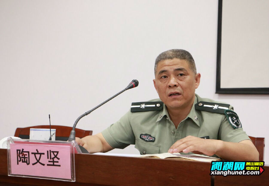 穿上崭新的新兵服装,领取入伍通知书,新兵被批准光荣加入了中国人民