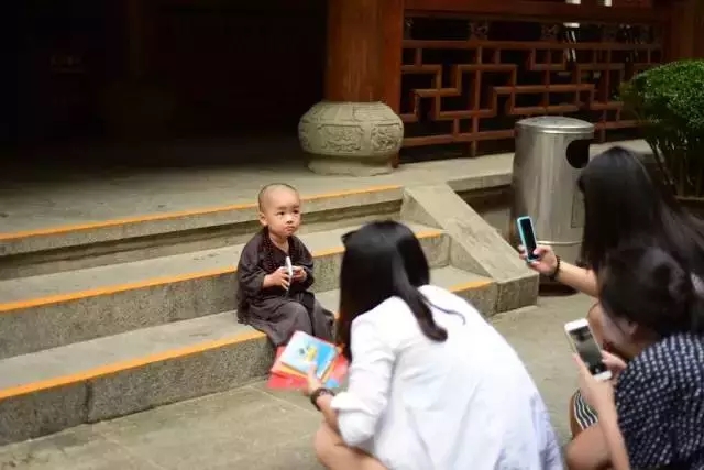杭州灵隐寺里来了一个2岁的小和尚