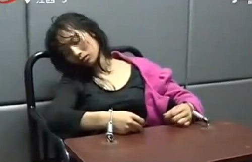 记者随后采访到嫌疑人,她看上去精神颇为恍惚,自称被别人强奸,自己