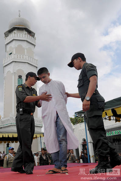 女子因婚前性行为被当众执行鞭刑