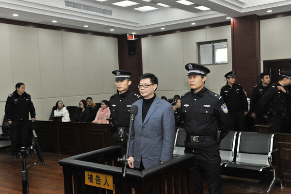 "最帅校长"承认有20多情人:征服女人才成功