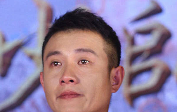 文章"出轨门"后首宣传 自称"憋屈"当场落泪