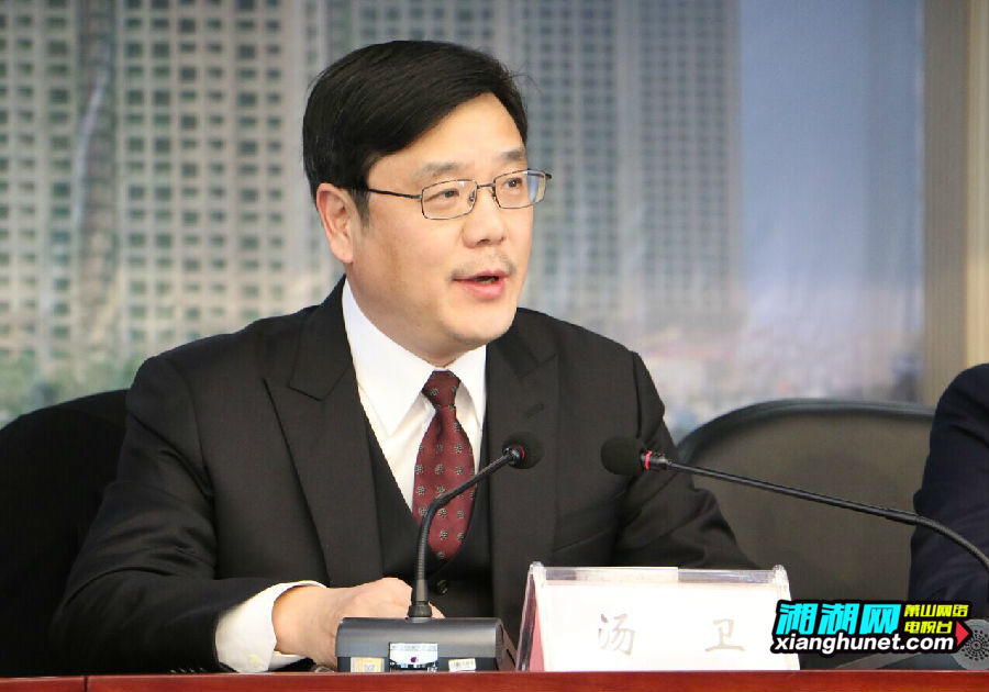 新街街道党工委书记汤卫在会上作工作报告