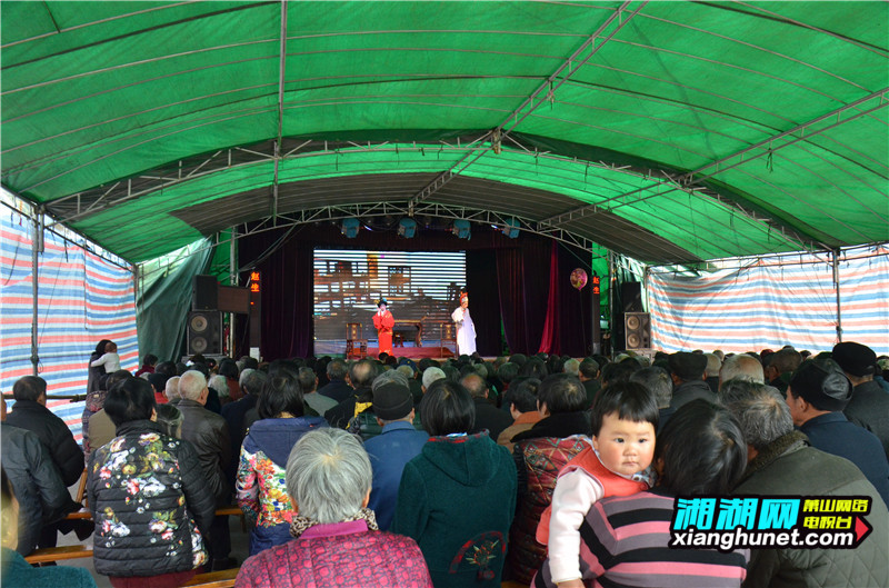 2月29日,云峰村邵家操场上人头攒动,热闹非凡,越剧《双血衣》正热闹开