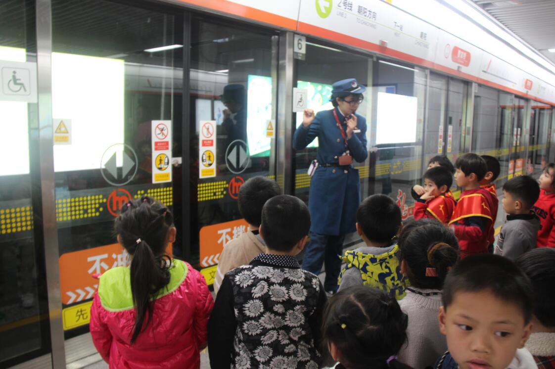 广元幼儿园小小志愿者倡议带上文明坐地铁