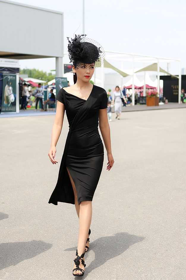 刘涛性感出席马术比赛塑身短裙名媛范儿